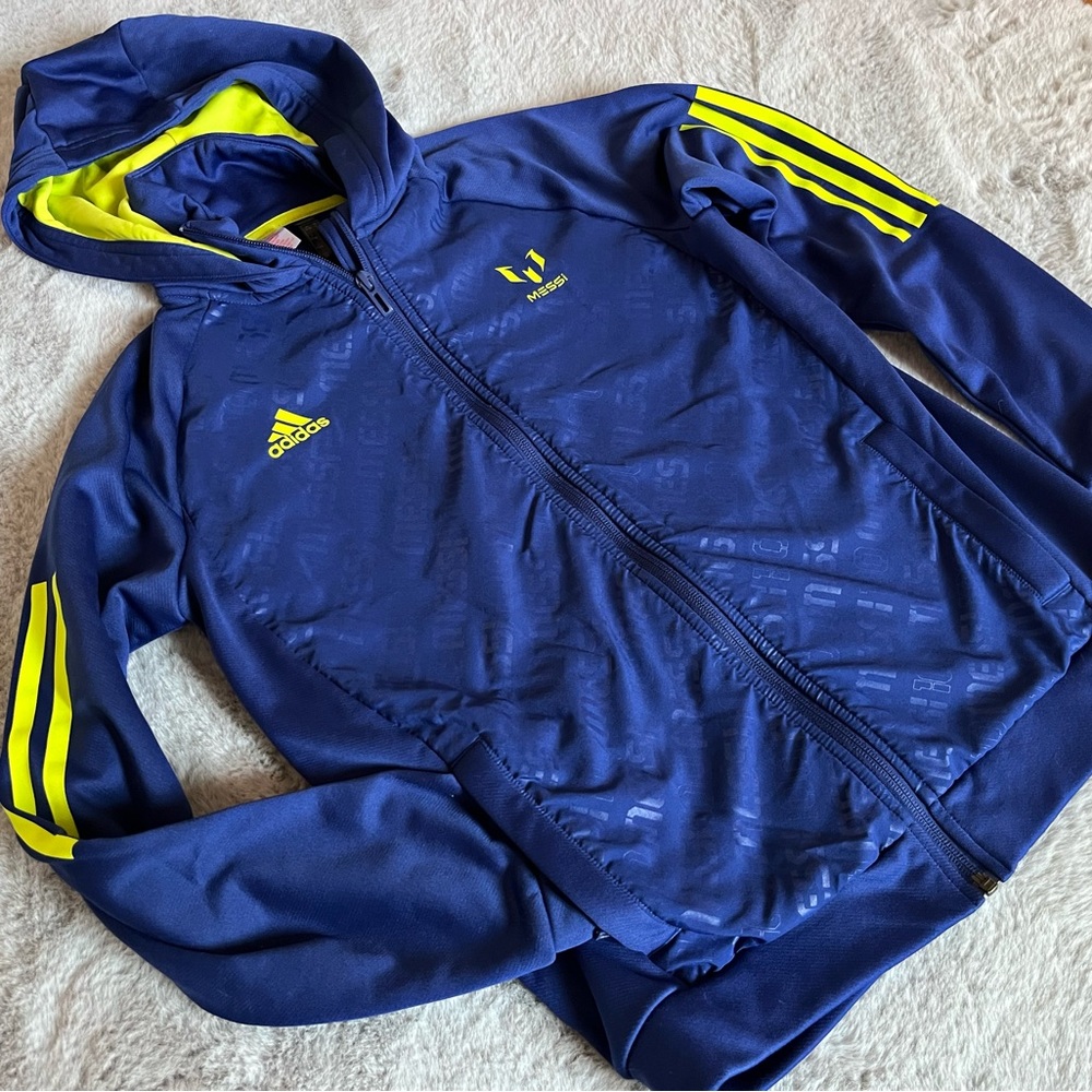 Official Messi Adidas sweatshirt w/hoodie in great condition, fleece inside.